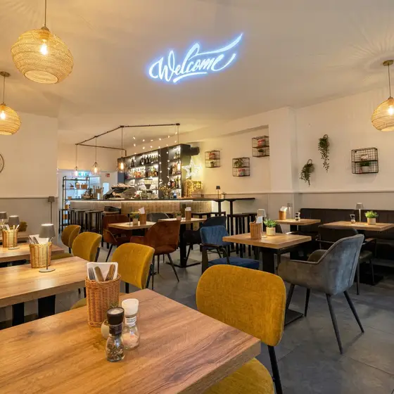 Stimmungsvoller Gastraum mit Bar bei Sorry Mama in Köln – Location für Firmenevents